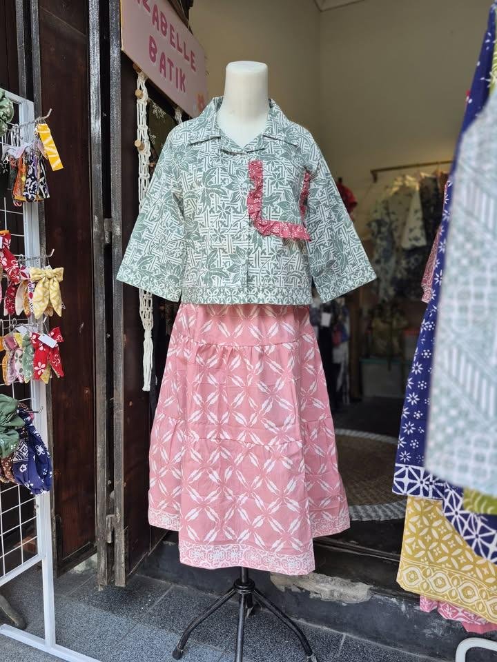 nyhmut's tweet photo. BATIK SOLO INI CANTIK BANGET, MODELNYA BENER-BENER SELERANYA GEN Z https://t.co/FBRxdhBvsk