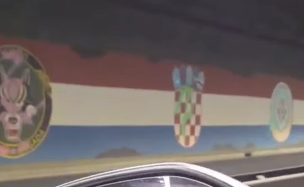 EZubovic's tweet photo. Mislim da nigdje ne postoji društvo u kojemu pripadnici/podržavateljj ljevice iz dna duše mrze državu u kojoj žive. Ovaj put nisu išarani znakovi vojnih postrojbi Domovinskog rata, već i grb RH. Dno dna. https://t.co/mYRTte980N