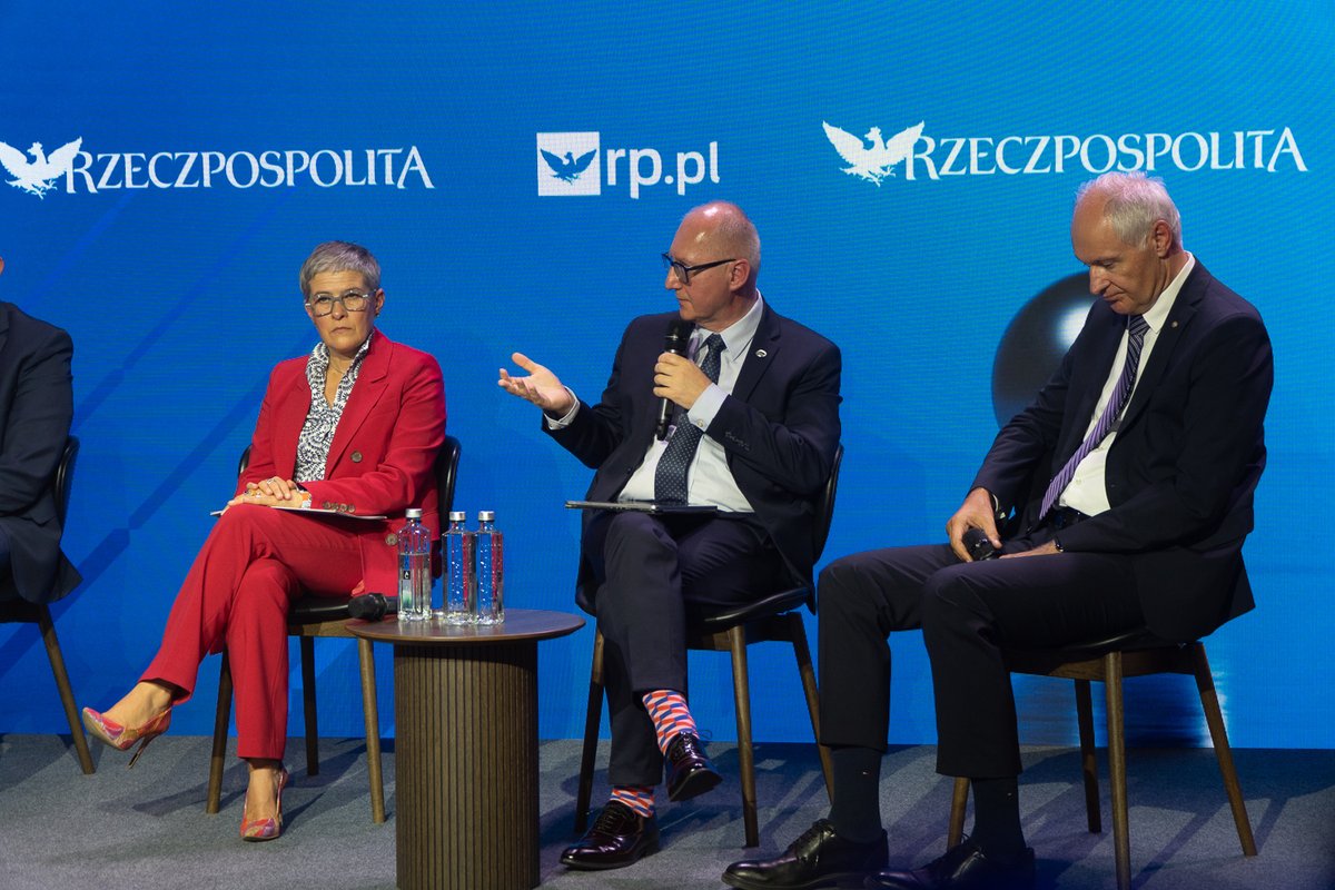 PWr_Wroclaw's tweet photo. @Economic_Forum_: zainicjowaliśmy debatę o przyszłości nauki. Rektor PWr @ArkadiuszWojs,  razem z @M_Mrowczynska z @MNiSW_GOV__PL oraz rektorami @UniWarszawski @JagiellonskiUni @polsl_pl  rozmawiali o modelu, który wykorzysta potencjał akademicki i rozwinie kluczowe technologie. https://t.co/ptPdBIarUD