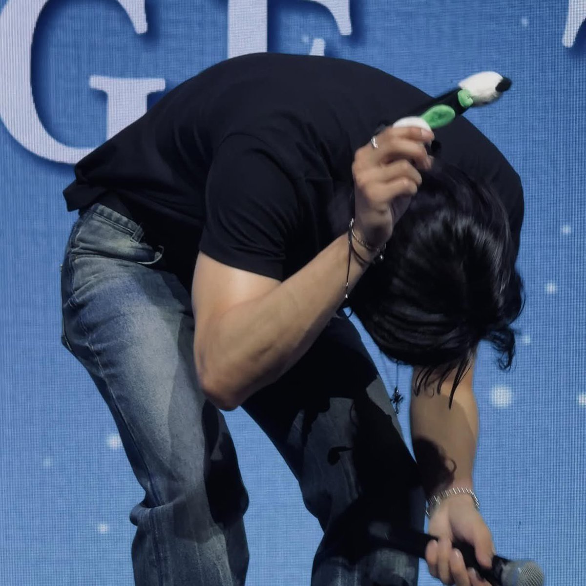 dailyljy's tweet photo. juyeon's biceps are crazy... https://t.co/Tcm4aDI6JV