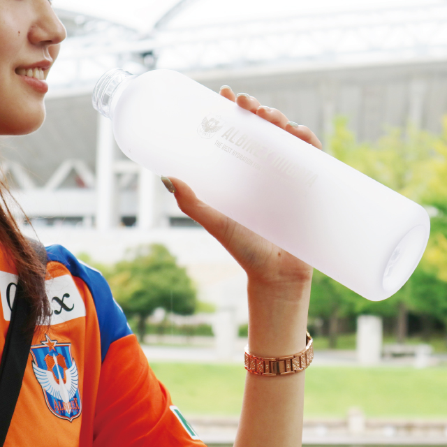 albirex_pr's tweet photo. 🟠グッズ新商品情報🟠

観戦準備からワクワクできる新商品が登場！

👒爽やかなバケットハット
🥤たっぷり1Lのスクイーズボトル
🎒身軽な観戦をかなえるサコッシュ＆ポーチ
🦆気分が弾むDucksterコラボ

「どれを連れていこう？」と選ぶ時間も楽しんで🧡💙

📆詳細はコチラ
🔗https://t.co/DTYkpF64sm

#albirex #アルビレックス新潟