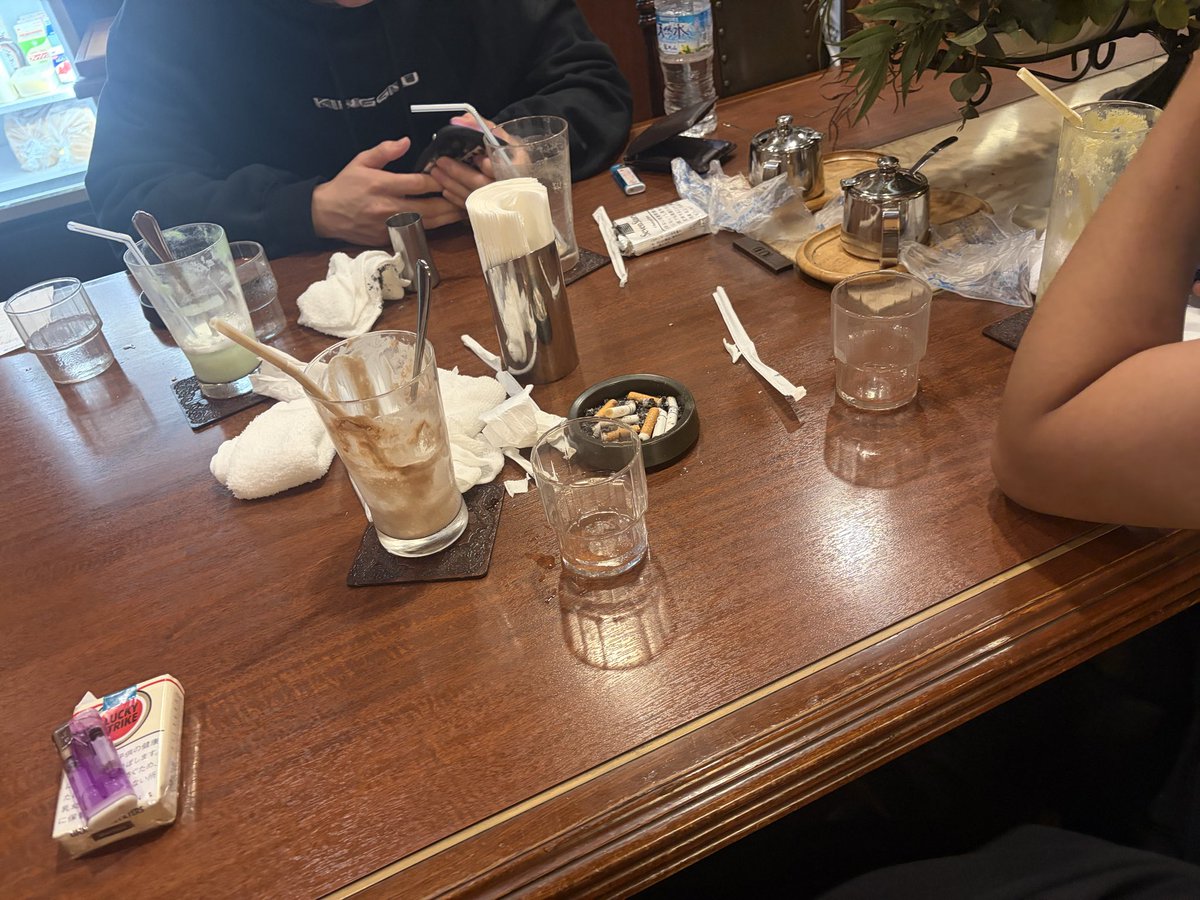 Lr4ydGHjEW34599's tweet photo. 友と喫茶店。
最近行き過ぎ
 机汚いのはご愛嬌。
 #喫茶
 #ラッキーストライク
 #バンド https://t.co/3FTlvh8vcU