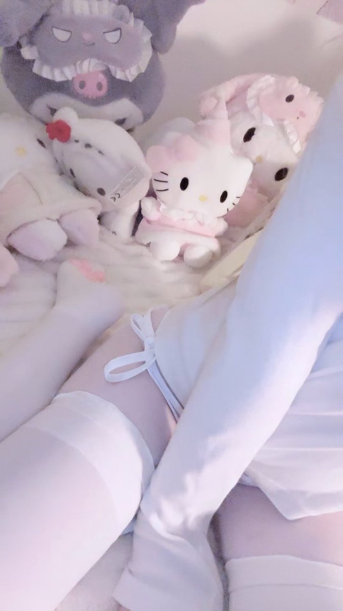 rwelied's tweet photo. @rwelied #cutecore #egirl #sanrio #pawsocks https://t.co/dTkgurfB91