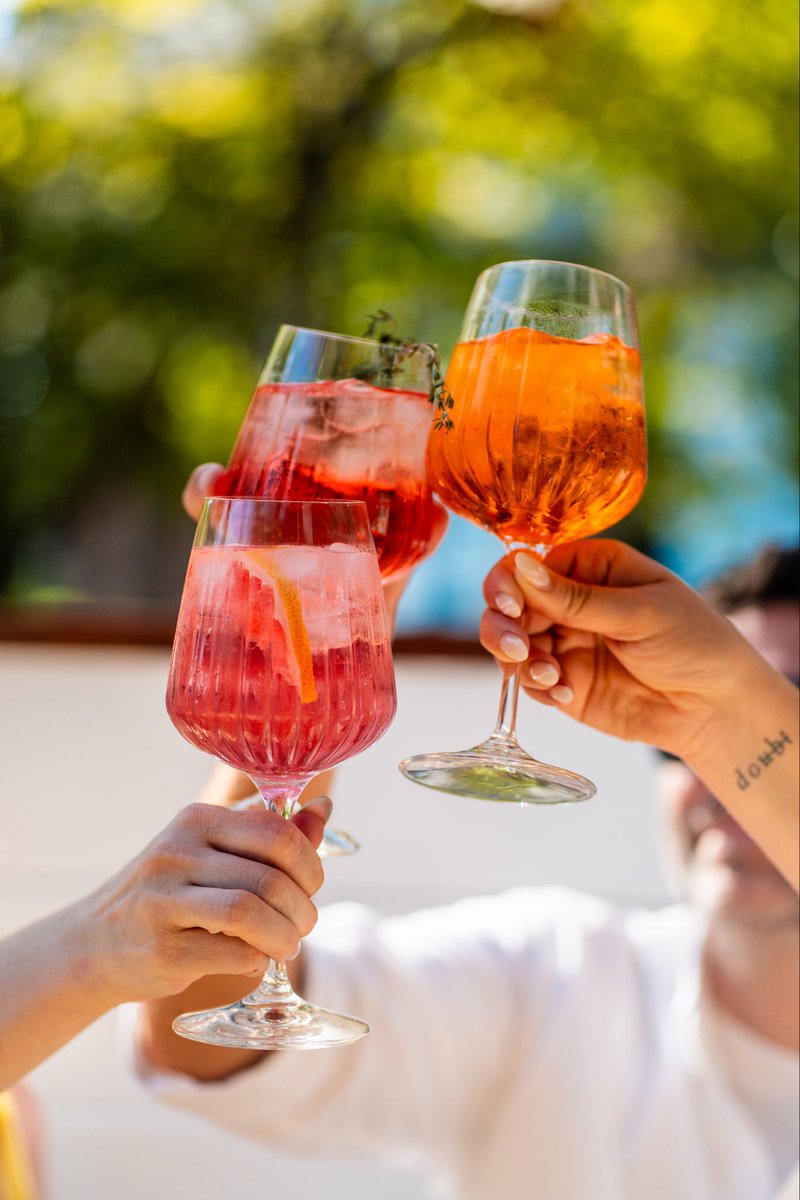 OysterShed's tweet photo. We know how we’re making the most of no rain today 🍑🥂

See you at the bar? https://t.co/tL7jly4EzH