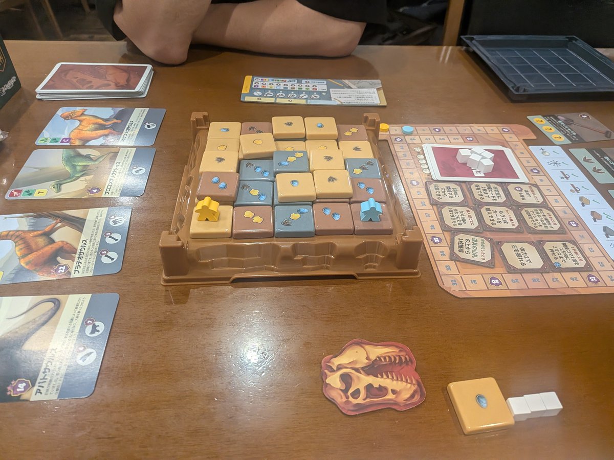 kazu_board2023's tweet photo. フォシリス(🆕)
恐竜の発掘をテーマにしたボードゲーム。
地面から骨を掘って、恐竜を復元して得点を稼ぐ。イベントカードが3枚プレイされたら終わりというすごく短いゲームながらも、どこから行くかで点数が変わってくる
ロマンがあるな
#BRESPI https://t.co/slZOT79P5b