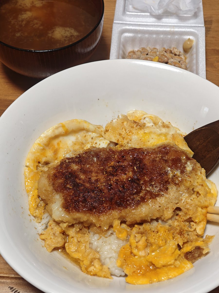 waku__suke's tweet photo. とりあえずご飯。

カツ丼。 https://t.co/pFBJO3Vg1w