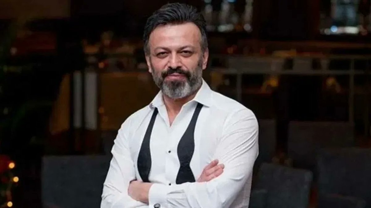 soLHaber2026's tweet photo. Serhat Kılıç'ın ölümünün ardından sorulması gereken asıl sorular👇

Oyuncu Serhat Kılıç’ın ölümünün ardından, kırmızı listede olduğu için adını veremediğimiz bir sanatçı dostu o soruları şöyle soruyor:

💬“Cenaze kombinlerinizle magazin kameralarının önünde, bir hayli kalıplaşmış cümleleriniz yeterince fark edilmenizi sağladıysa, artık asıl sorulması gereken soruları sorabilir miyiz?

Serhat Kılıç’ın yaşadıklarına sebep olan ve kız arkadaşını ağlamaklı bir şekilde arayarak ‘diziden attılar beni’ demesinin sebebi neydi? 

Dün cenazesinde konuşan, üzüntüsünü dile getiren yapımcısından oyuncusuna hepimiz yaşadığımız kayıptan dolaylı olarak sorumlu değil miyiz?

2025’te sette çıkan yangında yoğun dumana maruz kalan set işçisinin hayatını kaybetmesinden de sorumlu değil miyiz?”
https://t.co/pJnFsCRNrW