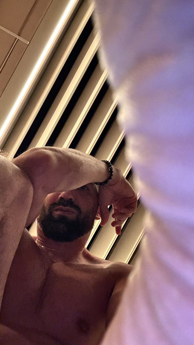 Dcm_b17's tweet photo. Stai bene lì sotto? 🔥

#gaybeard #gayhunk #POV #gaytwitter #NSFW https://t.co/LsROOhtkvp