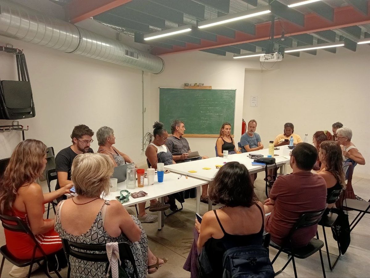 SantsCoop's tweet photo. A @santscoop planifiquem el curs amb l'objectiu d'enfortir les nostres cooperatives i associacions tant des del punt de vista socioeconòmic com societari.
Cal fer front als escenaris d'incertesa i seguir donant resposta a les necessitats dels i les treballadores i la comunitat ❤️ https://t.co/MeL2Ye82st