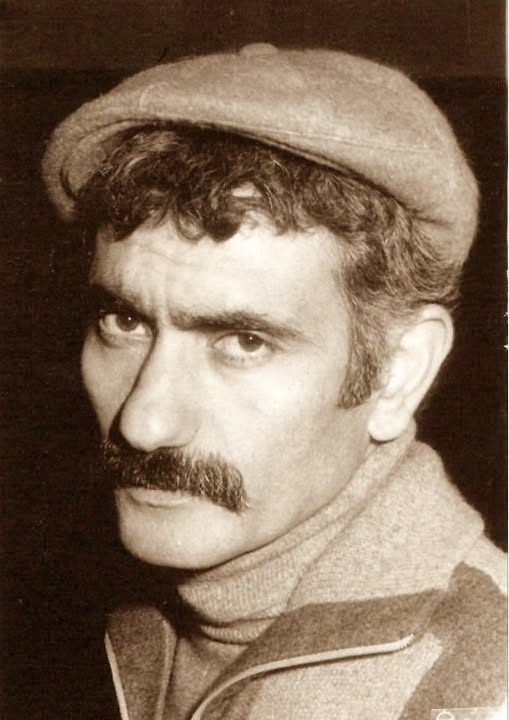 TOPRAK_2_'s tweet photo. DOST DA DÜŞMAN DA BİLSİN: KAZANACAĞIZ, MUTLAKA KAZANACAĞIZ!
Bizim yolumuz dikenlidir.
Ayağını seven gelmesin!
Çünkü bu yol; susmayanların, boyun eğmeyenlerin, bedeli ne olursa olsun sözünü esirgemeyenlerin yoludur.
Yılmaz Güney, yalnızca perdenin “Çirkin Kral”ı değildi.
O, yoksulun hikâyesini beyazperdeye taşıyan, düzenin görmezden geldiği insanlara kamerasını çeviren, sanatını memleketin yaralarından ayırmayan bir sinemacıydı.
Hapishaneler gördü.
Sürgün gördü.
Yasaklar gördü.
Ama ardında susturulamayacak filmler, sözler ve büyük bir iz bıraktı.
YILMAZ GÜNEY'İ SAYGIYLA ANIYORUZ.
KARADENİZ GENÇLİĞİ