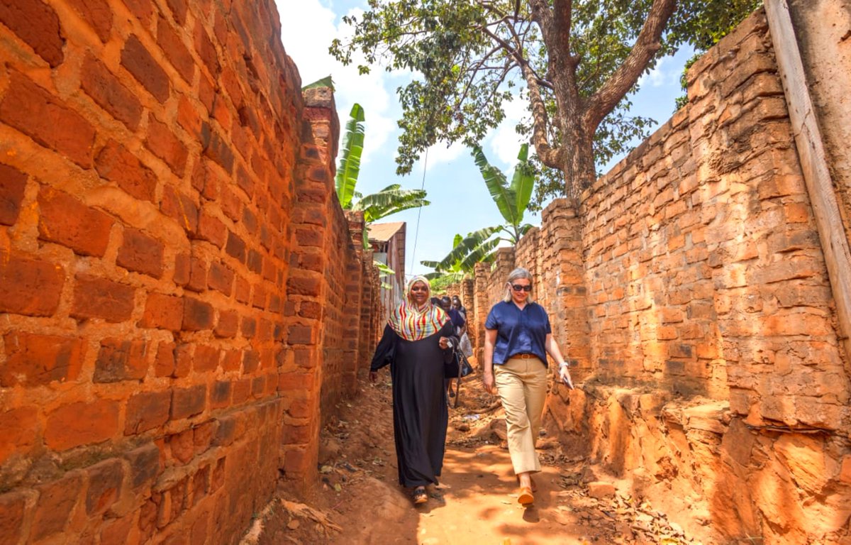 UNFPAUganda's tweet photo. From office rooms to the streets of Kazo. 👣

@UNFPA #Uganda Representative @kristineblokhus, joined by Phil Elks, Development Director @UKinUganda strolled through Kazo to see firsthand how #EmpowerUG is bringing family planning information and services closer to communities. https://t.co/igbGdA3Vvf