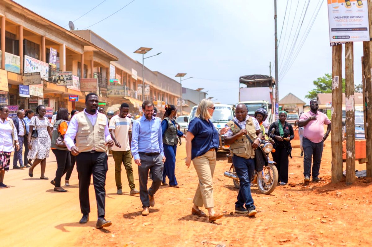 UNFPAUganda's tweet photo. From office rooms to the streets of Kazo. 👣

@UNFPA #Uganda Representative @kristineblokhus, joined by Phil Elks, Development Director @UKinUganda strolled through Kazo to see firsthand how #EmpowerUG is bringing family planning information and services closer to communities. https://t.co/igbGdA3Vvf