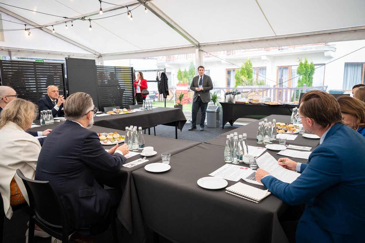 ZPPnetpl's tweet photo. ❤️ Zdrowe serce, silna gospodarka. Profilaktyka sercowo-naczyniowa w Polsce – osiągnięcia, wyzwania i kierunki dalszych zmian

Drugi dzień XXXV Forum Ekonomicznego w Karpaczu rozpoczęliśmy w Strefie ZPP od zamkniętego śniadania eksperckiego poświęconego profilaktyce chorób sercowo-naczyniowych w Polsce.

Rozmowa koncentruje się na dotychczasowych osiągnięciach, najważniejszych wyzwaniach oraz rozwiązaniach, które mogą przyczynić się do dalszego rozwoju skutecznej profilaktyki. To temat istotny nie tylko z perspektywy zdrowia publicznego, ale również gospodarki i rynku pracy.

W spotkaniu udział biorą:

🔹prof. dr hab. n. med. Mateusz Jankowski @MateJankowski - Kierownik Zakładu Zdrowia Populacyjnego Szkoły Zdrowia Publicznego Centrum Medycznego Kształcenia Podyplomowego
🔹prof. dr hab. Gertruda Uścińska - Rektor Szkoły Głównej Mikołaja Kopernika, Profesor Uniwersytetu Warszawskiego, kierownik Centrum Studiów nad Bezpieczeństwem Społecznym na Wydziale Nauk Politycznych i Studiów Międzynarodowych UW; przewodnicząca Komitetu Nauk o Pracy i Polityce Społecznej PAN; w latach 2016–2024 Prezes Zakładu Ubezpieczeń Społecznych
🔹dr hab. Marek Cierpiał-Wolan - Prezes Głównego Urzędu Statystycznego
🔹dr n. med. Agnieszka Gorgoń-Komor @A_GorgonKomor - Senator Rzeczypospolitej Polskiej, wiceprzewodnicząca Komisji Zdrowia Senatu RP; kardiolog, zastępczyni ordynatora Oddziału Kardiologii i Kardioonkologii Beskidzkiego Centrum Onkologii – Szpitala Miejskiego im. Jana Pawła II w Bielsku-Białej
🔹Wioleta Tomczak @WioletaTomczak - Posłanka na Sejm Rzeczypospolitej Polskiej, wiceprzewodnicząca sejmowej Komisji Zdrowia; przewodnicząca Parlamentarnego Zespołu ds. Zdrowia Kobiet; specjalistka zdrowia publicznego, wykładowczyni Gdańskiego Uniwersytetu Medycznego
🔹prof. dr hab. n. med. Maciej Banach @maciejbanach - Inicjator Koalicji Liga Walki z Cholesterolem i prezes Polskiego Towarzystwa Lipidologicznego, które Ligę powołało; prorektor ds. badań Collegium Medicum Katolickiego Uniwersytetu Lubelskiego Jana Pawła II; kierownik Katedry Kardiologii Prewencyjnej i Lipidologii Uniwersytetu Medycznego w Łodzi; prezes International Lipid Expert Panel
🔹Emilia Szczukowska @e_szczukowska - Menedżerka ds. Public Affairs, ZPP

Spotkanie otwiera Jakub Bińkowski @kubabinkowski, wiceprezes Związku Przedsiębiorców i Pracodawców, a dyskusję moderuje Marek Kustosz @KustoszMarek, prezes Fundacji to się leczy i redaktor naczelny Medical Press.

📍 Strefa ZPP | XXXV Forum Ekonomiczne w Karpaczu