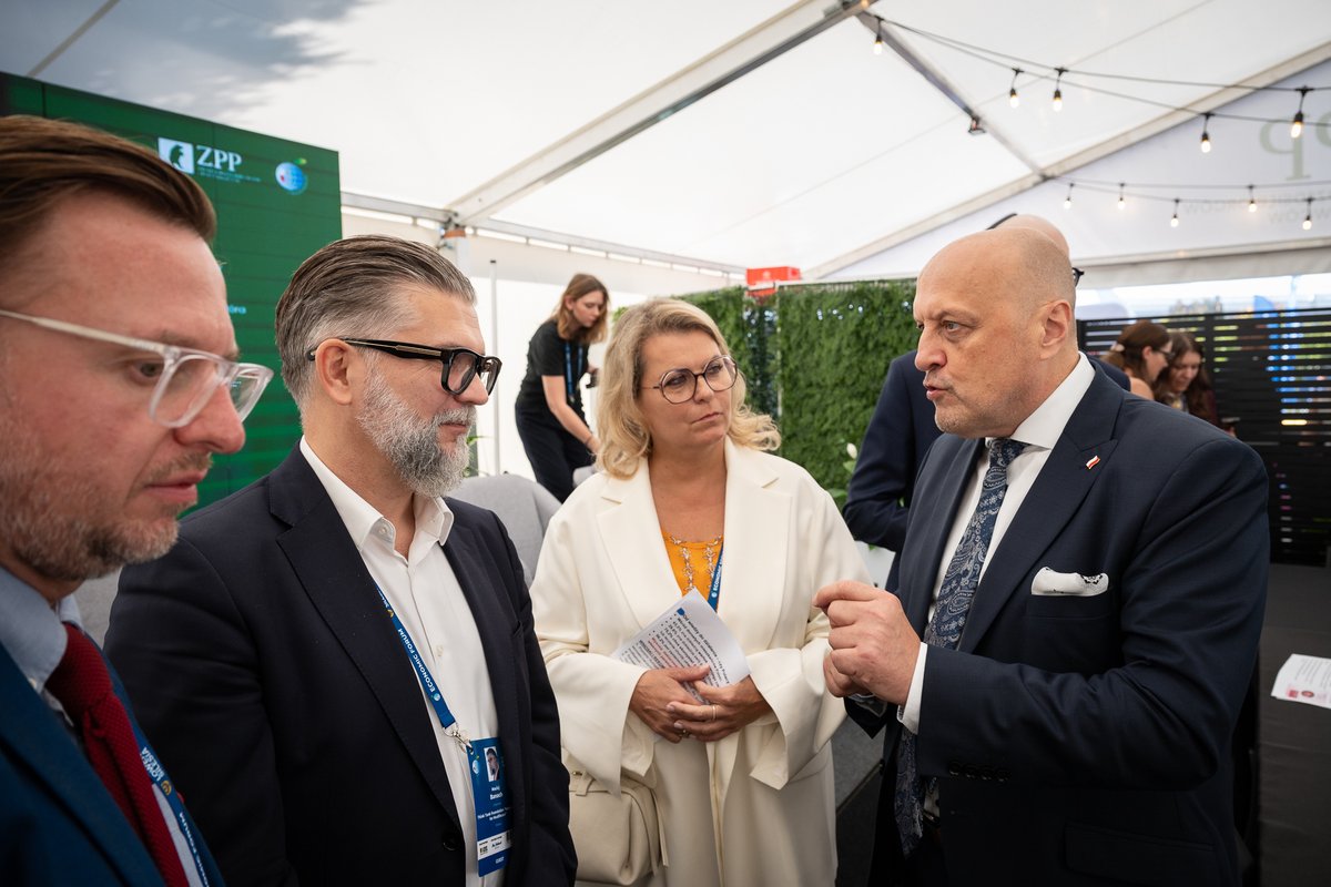 ZPPnetpl's tweet photo. ❤️ Zdrowe serce, silna gospodarka. Profilaktyka sercowo-naczyniowa w Polsce – osiągnięcia, wyzwania i kierunki dalszych zmian

Drugi dzień XXXV Forum Ekonomicznego w Karpaczu rozpoczęliśmy w Strefie ZPP od zamkniętego śniadania eksperckiego poświęconego profilaktyce chorób sercowo-naczyniowych w Polsce.

Rozmowa koncentruje się na dotychczasowych osiągnięciach, najważniejszych wyzwaniach oraz rozwiązaniach, które mogą przyczynić się do dalszego rozwoju skutecznej profilaktyki. To temat istotny nie tylko z perspektywy zdrowia publicznego, ale również gospodarki i rynku pracy.

W spotkaniu udział biorą:

🔹prof. dr hab. n. med. Mateusz Jankowski @MateJankowski - Kierownik Zakładu Zdrowia Populacyjnego Szkoły Zdrowia Publicznego Centrum Medycznego Kształcenia Podyplomowego
🔹prof. dr hab. Gertruda Uścińska - Rektor Szkoły Głównej Mikołaja Kopernika, Profesor Uniwersytetu Warszawskiego, kierownik Centrum Studiów nad Bezpieczeństwem Społecznym na Wydziale Nauk Politycznych i Studiów Międzynarodowych UW; przewodnicząca Komitetu Nauk o Pracy i Polityce Społecznej PAN; w latach 2016–2024 Prezes Zakładu Ubezpieczeń Społecznych
🔹dr hab. Marek Cierpiał-Wolan - Prezes Głównego Urzędu Statystycznego
🔹dr n. med. Agnieszka Gorgoń-Komor @A_GorgonKomor - Senator Rzeczypospolitej Polskiej, wiceprzewodnicząca Komisji Zdrowia Senatu RP; kardiolog, zastępczyni ordynatora Oddziału Kardiologii i Kardioonkologii Beskidzkiego Centrum Onkologii – Szpitala Miejskiego im. Jana Pawła II w Bielsku-Białej
🔹Wioleta Tomczak @WioletaTomczak - Posłanka na Sejm Rzeczypospolitej Polskiej, wiceprzewodnicząca sejmowej Komisji Zdrowia; przewodnicząca Parlamentarnego Zespołu ds. Zdrowia Kobiet; specjalistka zdrowia publicznego, wykładowczyni Gdańskiego Uniwersytetu Medycznego
🔹prof. dr hab. n. med. Maciej Banach @maciejbanach - Inicjator Koalicji Liga Walki z Cholesterolem i prezes Polskiego Towarzystwa Lipidologicznego, które Ligę powołało; prorektor ds. badań Collegium Medicum Katolickiego Uniwersytetu Lubelskiego Jana Pawła II; kierownik Katedry Kardiologii Prewencyjnej i Lipidologii Uniwersytetu Medycznego w Łodzi; prezes International Lipid Expert Panel
🔹Emilia Szczukowska @e_szczukowska - Menedżerka ds. Public Affairs, ZPP

Spotkanie otwiera Jakub Bińkowski @kubabinkowski, wiceprezes Związku Przedsiębiorców i Pracodawców, a dyskusję moderuje Marek Kustosz @KustoszMarek, prezes Fundacji to się leczy i redaktor naczelny Medical Press.

📍 Strefa ZPP | XXXV Forum Ekonomiczne w Karpaczu