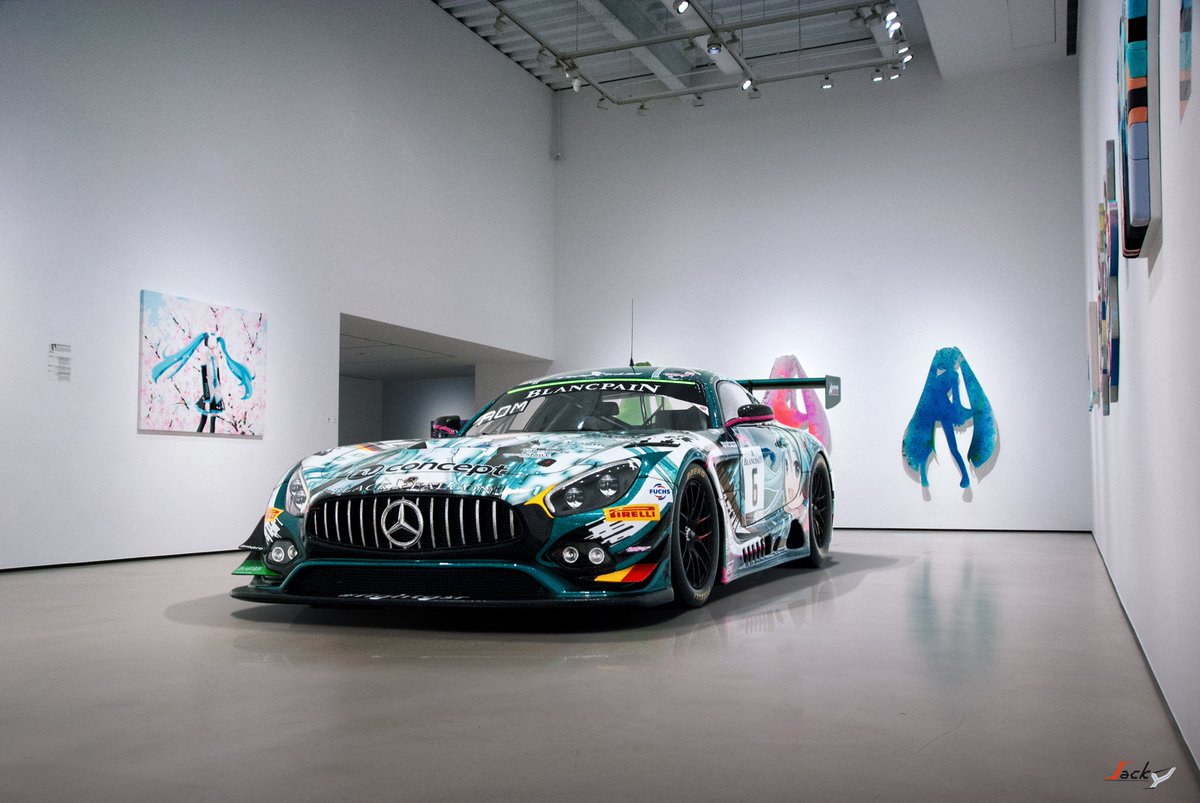 jackyB787's tweet photo. ART OF MIKU -Taipei Exhibition-
一階段展期

これは実現不可能な光景です。
レーシングカーのカラーリングに初音ミクが登場した歴史

#fightgsr 
#初音ミク 
#レーシングミク 
#ARTOFMIKU https://t.co/DPDAzYvp6n