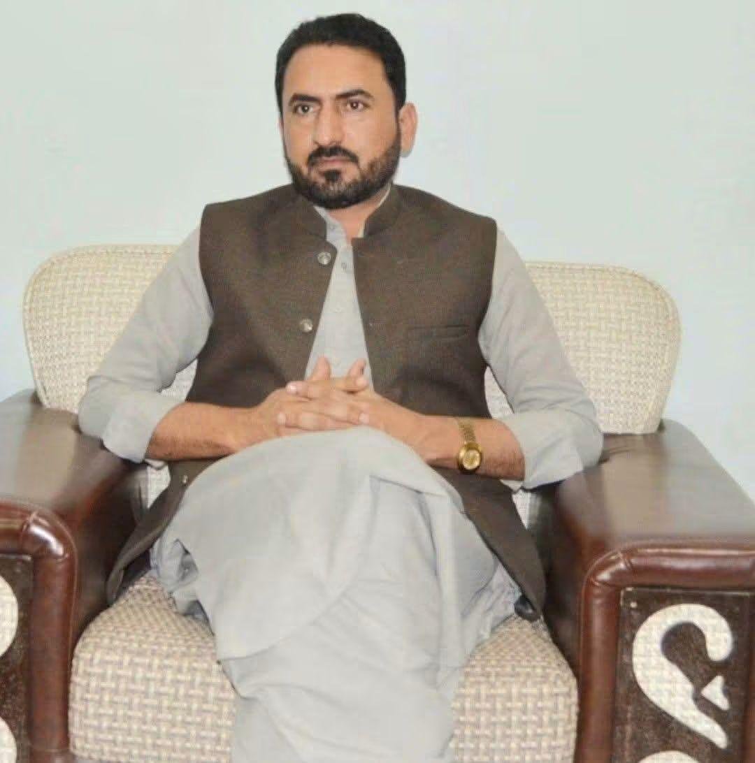 Mehranbalo6usc's tweet photo. تربت کے علاقے خیر آباد کے قریب مسلح افراد نے اسسٹنٹ کمشنر تمپ  شے حق حیات کی سرکاری گاڑی چھین لی https://t.co/guzYjErUF9