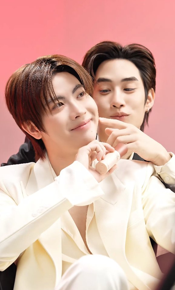 WatsonsThailand's tweet photo. ปรบมือต้อนรับครอบครัว #MerrezcaXTleFirstone หน้านิ่มไหมมม เติ้ลลล นิ่มไหม รีวิวหน่อยค้าบ 

TLEFIRSTONE SKINUP   #MerrezcaXTleFirstone #Merrezca #TleFirstone #MerrezcaSkinup #SkinUpLiquidFoundationxTleFirstone #รีวิววัตสัน https://t.co/ehSwBujZ69