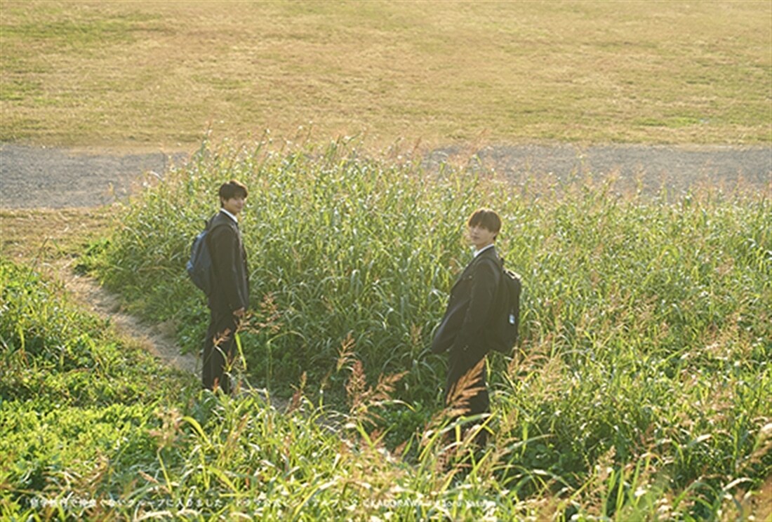 kadokawastore's tweet photo. ＼🎉seasons2放送決定🎉／

「#修学旅行で仲良くないグループに入りました」
ドラマ公式ビジュアルブック🚌

🔽限定カバー版はカドストだけ👇
https://t.co/IuUNG8wBNo

#藤本洸大 × #簡秀吉 の特別撮り下ろし80P以上📷
あのドキドキと青春をもう1度…❤『修仲』公式フォトブック🏫 https://t.co/0xz3LGd0yZ