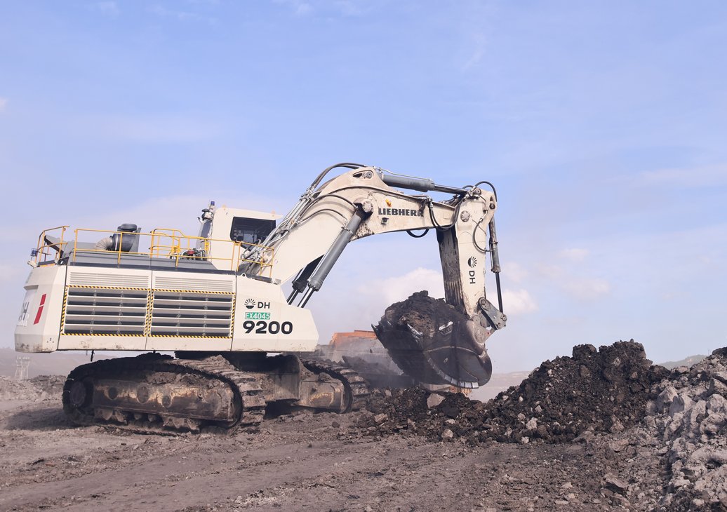 im_mining's tweet photo. .@Liebherr #Indonesia has delivered 10 new machines to @darma_henwa in less than 12 months for its contracting operations at the #Bengalon and #Kintap coal mines in East and South #Kalimantan. These machines include four #R9200 #excavators and six #PR776 #dozers – three of which are Generation 8 models https://t.co/INA9Stwggc