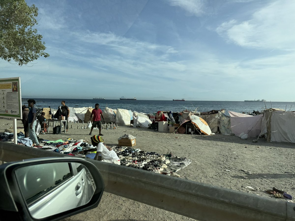 mgarridocierva's tweet photo. Tremendo panorama en la playa del Trampolín. Urge tomar medidas para retomar la normalidad. Ceuta vive un drama. #CeutaSeDefiende https://t.co/z1PXZSzMpC