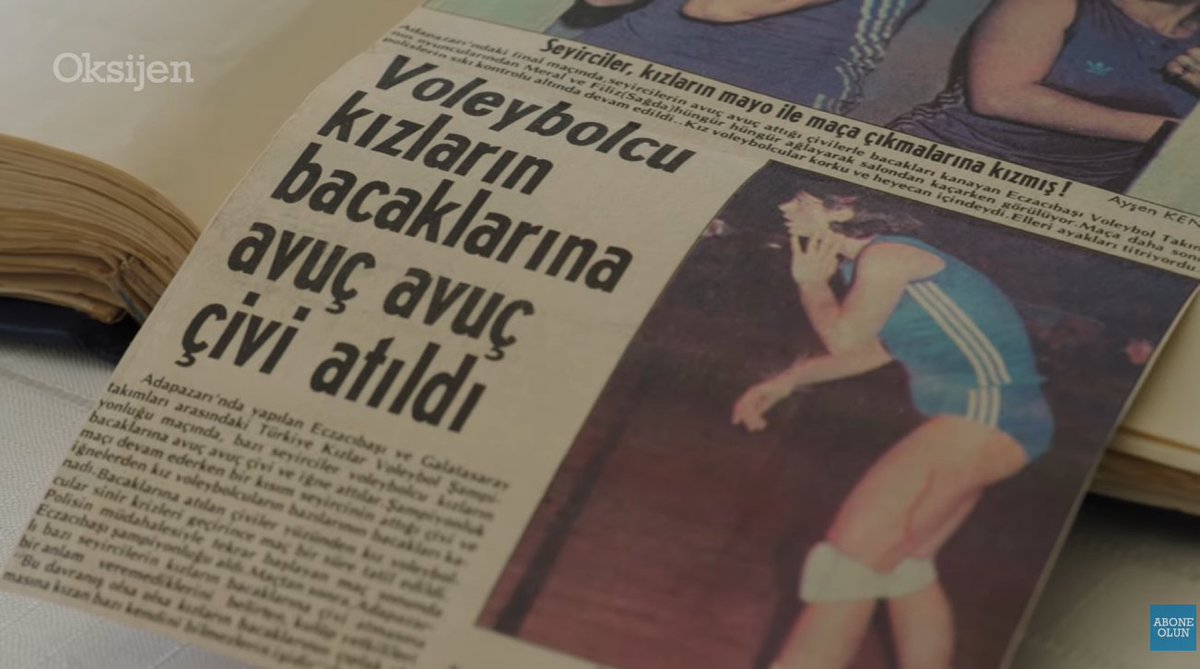 gibbybaris's tweet photo. 🎙️ Selcan Çağlar:

Şimdi bu ekranda gördüğünüz kızlar... Kolaymış gibi duruyor ama arkasında o kadar uzun yıllar, o kadar uzun emekler... Tamam hepsi yetenekli ama yetenek tek başına bu seviyelere çıkarmıyor insanı.

Bugünlere gelmek çok güzel. Çünkü ben bir olay hatırlıyorum: Adapazarı'nda Türkiye Şampiyonası oynuyoruz. Salon küçük, çok büyük sayılmaz ama herhalde bir 5-6 bin kişi var ve tepedeki bu kirişlerden filan insanlar sarkıyor artık, o kadar dolmuş.

Fakat tabii gelenler daha çok erkekti ve bize ulaşamadıkları için mi acaba veya başka bir şey için mi, böyle hazırlıklı gelmişler; lastiklere U çivi takıp hedef alıp servis alanına geldiğimizde, onlara yaklaştığımızda bizi o çivilerden atıyorlardı.

Ve bir tane bir arkadaşımızın bacağına denk geldi. Böyle bir fotoğrafı var, buradan aşağı kan süzülüyor. Yani niye yaptılar bilmiyorum, onun artık sosyolojik şeyini, psikolojik şeyini bilemiyorum. Fakat o günlerden bugünlere gelindi ve bu aşama 50 yıl içerisinde oldu.

Biz fark etmeden kadın voleybolcular olarak kadınların da spor yapabileceğini ve başarılı sporcular olarak toplumda saygın bir yer edinebileceğini örnek olarak ortaya koymuş olduk. Ve ben her zaman söylüyorum -bir araba reklamı aslında bu- yola çıktığımızda yol yoktu. Yani biz hakikaten bir yola çıktık; milli takımımız yok, salonumuz doğru dürüst değil Eczacıbaşı bu işin içine girene kadar... Fakat bir başladık, hakikaten çok yol aldık.

Ve takım sporunda başarılı olmak için bir altyapı gerekiyor, aynı şekilde bir nesil bulmak gerekiyor, sistematik çalışma gerekiyor. Yani bireysel spor gibi değil, takım sporlarının bu başarıyı elde etmesi için müthiş bir çaba ve sistem gerekiyor. 1966 yılında Eczacıbaşı bunu kurdu, 1980'de Avrupa ikincisi oldu. Yani 14 yıl sonra... Buna dayanabilmek, buna yatırım yapabilmek, bu sporcuları bir araya getirmek, o getirdiği sporcuları aynı kafa yapısında Avrupa seviyesine çıkarabilmek hakikaten bir beceri gerektiriyor, bir yönetim gerektiriyor.

2000'li yıllardan itibaren her gelen federasyon üstüne ekleyerek bu başarıyı daha da taçlandırdı. U18, U23, değişik genç ve yıldız takımlarımız her sene dünya şampiyonu oldular, Avrupa şampiyonasında yer aldılar ve Türkiye Milli Takımı yavaş yavaş dünya sıralamasında yukarı çıkmaya başladı. Ve nihayet 2011 yılında olimpiyat elemelerini geçerek, çok güçlü bir gruptan çıkarak 2012 Londra Olimpiyatları'nda yer aldık. Olimpiyatlara gitmek gibi bir şey ancak hayaldi bizler için, televizyondan seyrederiz ama olimpiyata gitmek bir rüya gibi bir şey. Yani olacak bir şey değil. Bu bizim için çok büyük bir başarıydı. İlk kez hem basketbol milli takımımız hem kadın voleybol milli takımımız olimpiyatlara gitti ve ilk kez o yıl olimpiyatlarda Türkiye'nin kadın sporcu sayısı erkek sporcu sayısından fazlaydı.

Burada en önemli şey bence liglerde yer alan takımların en fazla üç yabancı oyuncuyu sahaya sürebilmesidir. Yani yarı yarıyadır kontenjan. Bunun bu şekilde tutulması Türk Milli Takımının güçlenmesindeki en büyük rollerden birini oynamıştır. Bunu maalesef basketbol ve futbolda görmüyoruz, dolayısıyla milli takımlara bu başarılar yansıyamıyor. Umarım ki Voleybol Federasyonu bu prensibinde devam eder ve bu sayede hem Türkiye'ye gelen çok kaliteli oyuncularla ligin oynanması hem de bizim kızlarımızın dengeli bir şekilde takımda yer alması bizim milli takımımızın bu başarısını getirdi.

📺📏 Oksijen TV