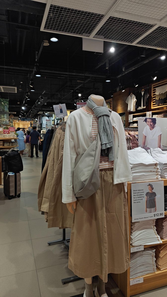 simoawhl's tweet photo. Every time I go shopping, I just can't help but want to buy new clothes.🤣 https://t.co/7PFDfh7ROQ