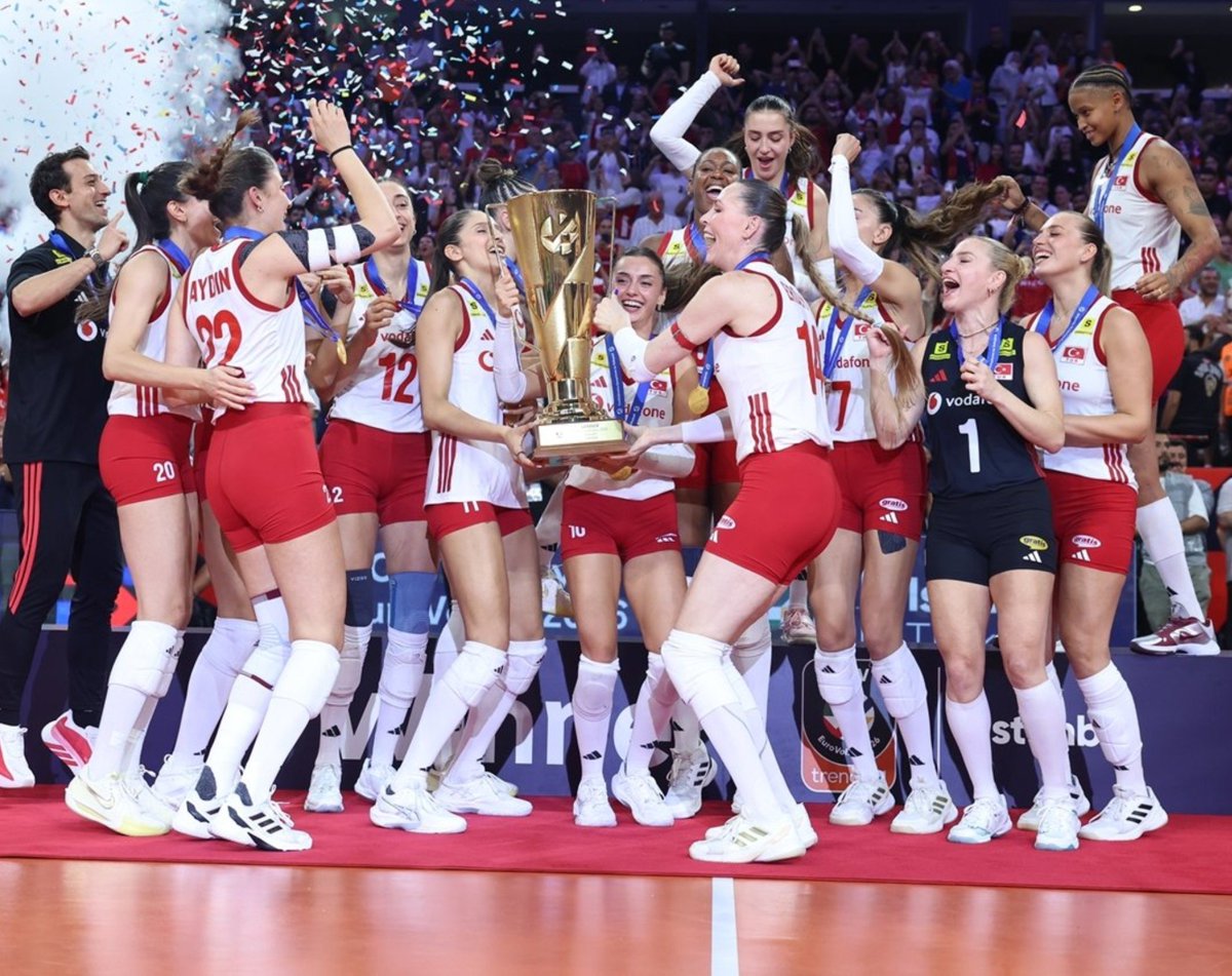 gibbybaris's tweet photo. 🎙️ Selcan Çağlar:

Şimdi bu ekranda gördüğünüz kızlar... Kolaymış gibi duruyor ama arkasında o kadar uzun yıllar, o kadar uzun emekler... Tamam hepsi yetenekli ama yetenek tek başına bu seviyelere çıkarmıyor insanı.

Bugünlere gelmek çok güzel. Çünkü ben bir olay hatırlıyorum: Adapazarı'nda Türkiye Şampiyonası oynuyoruz. Salon küçük, çok büyük sayılmaz ama herhalde bir 5-6 bin kişi var ve tepedeki bu kirişlerden filan insanlar sarkıyor artık, o kadar dolmuş.

Fakat tabii gelenler daha çok erkekti ve bize ulaşamadıkları için mi acaba veya başka bir şey için mi, böyle hazırlıklı gelmişler; lastiklere U çivi takıp hedef alıp servis alanına geldiğimizde, onlara yaklaştığımızda bizi o çivilerden atıyorlardı.

Ve bir tane bir arkadaşımızın bacağına denk geldi. Böyle bir fotoğrafı var, buradan aşağı kan süzülüyor. Yani niye yaptılar bilmiyorum, onun artık sosyolojik şeyini, psikolojik şeyini bilemiyorum. Fakat o günlerden bugünlere gelindi ve bu aşama 50 yıl içerisinde oldu.

Biz fark etmeden kadın voleybolcular olarak kadınların da spor yapabileceğini ve başarılı sporcular olarak toplumda saygın bir yer edinebileceğini örnek olarak ortaya koymuş olduk. Ve ben her zaman söylüyorum -bir araba reklamı aslında bu- yola çıktığımızda yol yoktu. Yani biz hakikaten bir yola çıktık; milli takımımız yok, salonumuz doğru dürüst değil Eczacıbaşı bu işin içine girene kadar... Fakat bir başladık, hakikaten çok yol aldık.

Ve takım sporunda başarılı olmak için bir altyapı gerekiyor, aynı şekilde bir nesil bulmak gerekiyor, sistematik çalışma gerekiyor. Yani bireysel spor gibi değil, takım sporlarının bu başarıyı elde etmesi için müthiş bir çaba ve sistem gerekiyor. 1966 yılında Eczacıbaşı bunu kurdu, 1980'de Avrupa ikincisi oldu. Yani 14 yıl sonra... Buna dayanabilmek, buna yatırım yapabilmek, bu sporcuları bir araya getirmek, o getirdiği sporcuları aynı kafa yapısında Avrupa seviyesine çıkarabilmek hakikaten bir beceri gerektiriyor, bir yönetim gerektiriyor.

2000'li yıllardan itibaren her gelen federasyon üstüne ekleyerek bu başarıyı daha da taçlandırdı. U18, U23, değişik genç ve yıldız takımlarımız her sene dünya şampiyonu oldular, Avrupa şampiyonasında yer aldılar ve Türkiye Milli Takımı yavaş yavaş dünya sıralamasında yukarı çıkmaya başladı. Ve nihayet 2011 yılında olimpiyat elemelerini geçerek, çok güçlü bir gruptan çıkarak 2012 Londra Olimpiyatları'nda yer aldık. Olimpiyatlara gitmek gibi bir şey ancak hayaldi bizler için, televizyondan seyrederiz ama olimpiyata gitmek bir rüya gibi bir şey. Yani olacak bir şey değil. Bu bizim için çok büyük bir başarıydı. İlk kez hem basketbol milli takımımız hem kadın voleybol milli takımımız olimpiyatlara gitti ve ilk kez o yıl olimpiyatlarda Türkiye'nin kadın sporcu sayısı erkek sporcu sayısından fazlaydı.

Burada en önemli şey bence liglerde yer alan takımların en fazla üç yabancı oyuncuyu sahaya sürebilmesidir. Yani yarı yarıyadır kontenjan. Bunun bu şekilde tutulması Türk Milli Takımının güçlenmesindeki en büyük rollerden birini oynamıştır. Bunu maalesef basketbol ve futbolda görmüyoruz, dolayısıyla milli takımlara bu başarılar yansıyamıyor. Umarım ki Voleybol Federasyonu bu prensibinde devam eder ve bu sayede hem Türkiye'ye gelen çok kaliteli oyuncularla ligin oynanması hem de bizim kızlarımızın dengeli bir şekilde takımda yer alması bizim milli takımımızın bu başarısını getirdi.

📺📏 Oksijen TV