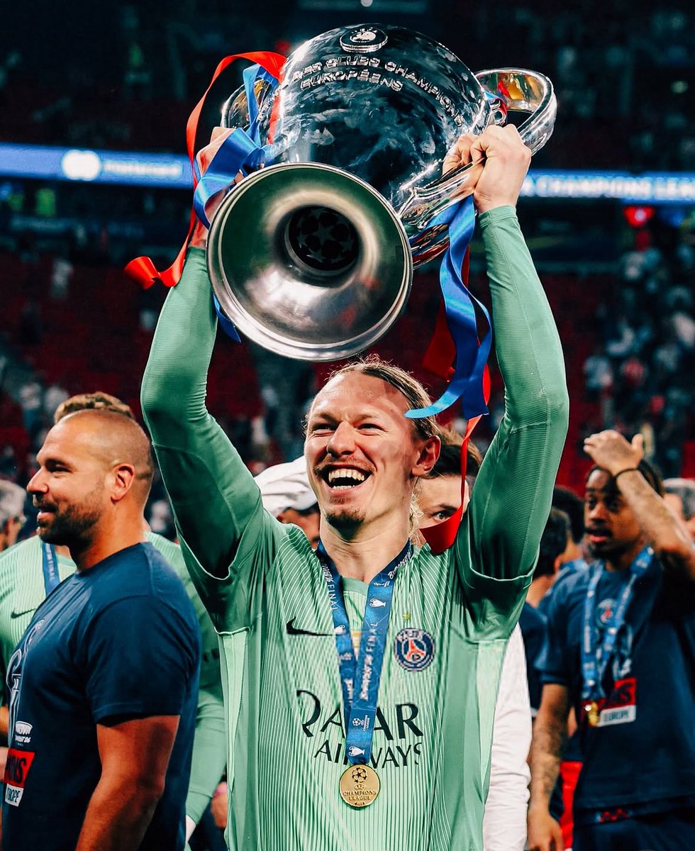ActuFoot_'s tweet photo. SAFONOV 🇷🇺 EST DEVENU VRAIMENT AMOU-REUX DE LA VILLE DE PARIS 🗼 (c’est devenu LE VRAI PARISIEN 😁) 👇 :

« LE CAFÉ ☕️ EST DEVENU UN RITUEL. 

À mon arrivée en France 🇫🇷, je ne buvais que des allongés avec beaucoup de lait. Aujourd’hui, je savoure mon expresso ou mon lungo, tranquillement. 😁 (…)

Si vous aimez L’ART 🖼️ et la découverte, vous trouverez forcément VOTRE BONHEUR ici. C’est UNE VILLE MAGNIFIQUE que j’adore. 🤩

Dès que j’ai une soirée de libre, je cherche une nouvelle exposition ou une
activité intéressante à faire. J’apprécie énormément cette dimension culturelle à Paris. Je suis quelqu’un de très curieux et ouvert d’esprit. Mes passions sont très
éclectiques. 

C’est aussi pour cela que j’aime cette ville : elle offre absolument TOUT.

Une qui m’a marquée c’est celle consacrée à Jacques-Louis David, le peintre de « Bonaparte franchissant
le Grand-Saint-Bernard ». J’ai trouvé son parcours de vie fascinant. 

C’était un révolutionnaire qui avait des convictions fortes et qui était prêt à mettre sa carrière en jeu pour ses idées. 

C’est admirable, j’ai un immense respect pour cela. C’est difficile d’exprimer pleinement mes émotions en français, mais son œuvre m’a beaucoup touché… 🥹

Mon monument préféré, c’est l’Arc de Triomphe. 🏛️ 

Je l’ai aperçu pour la première fois le jour de la signature de mon contrat. J’étais à l’arrière d’un van, les yeux rivés sur mon téléphone, et lorsque j’ai levé la tête, je l’ai vu.

C’était tout simplement MAGNIFIQUE. J’ai immédiatement été frappé par sa
grandeur et sa majesté. Depuis ce jour, pour moi, Paris est indissociable de
l’Arc de Triomphe. 😍

Je n’habite pas loin et c’est devenu un repère rassurant. Au printemps, j’adore monter au sommet. La vue verticale sur la ville, avec les arbres et les avenues qui s’élancent en ligne droite de tous les côtés, es incroyable. Pour moi, c’est la plus belle place de Paris. (…)

Pour être un authentique Parisien, il faudrait que je commence
à boire du vin. 🍷 

Mais avec le rythme des matchs, c’est impossible…

Je me dois de rester d’un professionnalisme irréprochable ! 😁 »

🎙️ Le Parisien