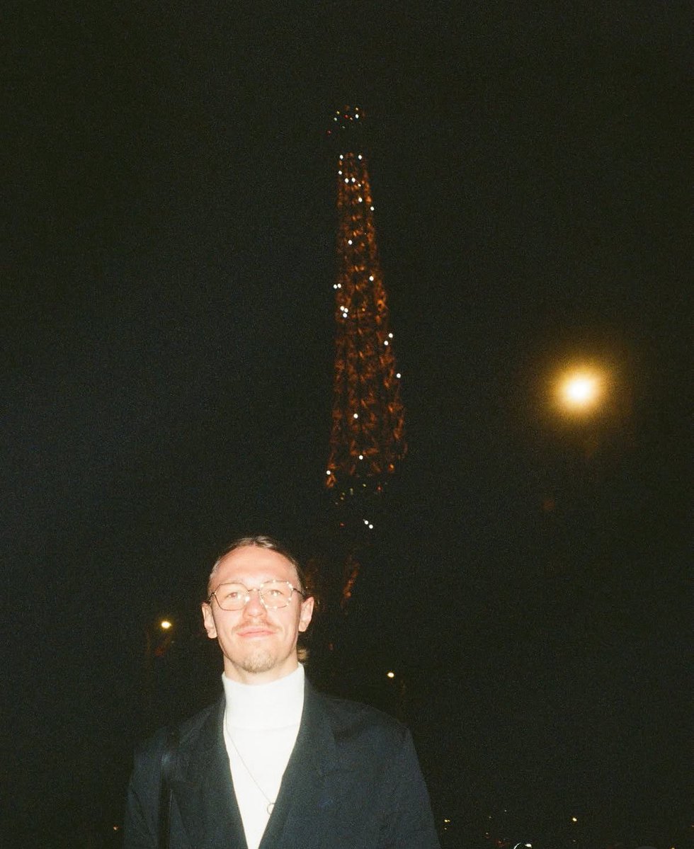 ActuFoot_'s tweet photo. SAFONOV 🇷🇺 EST DEVENU VRAIMENT AMOU-REUX DE LA VILLE DE PARIS 🗼 (c’est devenu LE VRAI PARISIEN 😁) 👇 :

« LE CAFÉ ☕️ EST DEVENU UN RITUEL. 

À mon arrivée en France 🇫🇷, je ne buvais que des allongés avec beaucoup de lait. Aujourd’hui, je savoure mon expresso ou mon lungo, tranquillement. 😁 (…)

Si vous aimez L’ART 🖼️ et la découverte, vous trouverez forcément VOTRE BONHEUR ici. C’est UNE VILLE MAGNIFIQUE que j’adore. 🤩

Dès que j’ai une soirée de libre, je cherche une nouvelle exposition ou une
activité intéressante à faire. J’apprécie énormément cette dimension culturelle à Paris. Je suis quelqu’un de très curieux et ouvert d’esprit. Mes passions sont très
éclectiques. 

C’est aussi pour cela que j’aime cette ville : elle offre absolument TOUT.

Une qui m’a marquée c’est celle consacrée à Jacques-Louis David, le peintre de « Bonaparte franchissant
le Grand-Saint-Bernard ». J’ai trouvé son parcours de vie fascinant. 

C’était un révolutionnaire qui avait des convictions fortes et qui était prêt à mettre sa carrière en jeu pour ses idées. 

C’est admirable, j’ai un immense respect pour cela. C’est difficile d’exprimer pleinement mes émotions en français, mais son œuvre m’a beaucoup touché… 🥹

Mon monument préféré, c’est l’Arc de Triomphe. 🏛️ 

Je l’ai aperçu pour la première fois le jour de la signature de mon contrat. J’étais à l’arrière d’un van, les yeux rivés sur mon téléphone, et lorsque j’ai levé la tête, je l’ai vu.

C’était tout simplement MAGNIFIQUE. J’ai immédiatement été frappé par sa
grandeur et sa majesté. Depuis ce jour, pour moi, Paris est indissociable de
l’Arc de Triomphe. 😍

Je n’habite pas loin et c’est devenu un repère rassurant. Au printemps, j’adore monter au sommet. La vue verticale sur la ville, avec les arbres et les avenues qui s’élancent en ligne droite de tous les côtés, es incroyable. Pour moi, c’est la plus belle place de Paris. (…)

Pour être un authentique Parisien, il faudrait que je commence
à boire du vin. 🍷 

Mais avec le rythme des matchs, c’est impossible…

Je me dois de rester d’un professionnalisme irréprochable ! 😁 »

🎙️ Le Parisien