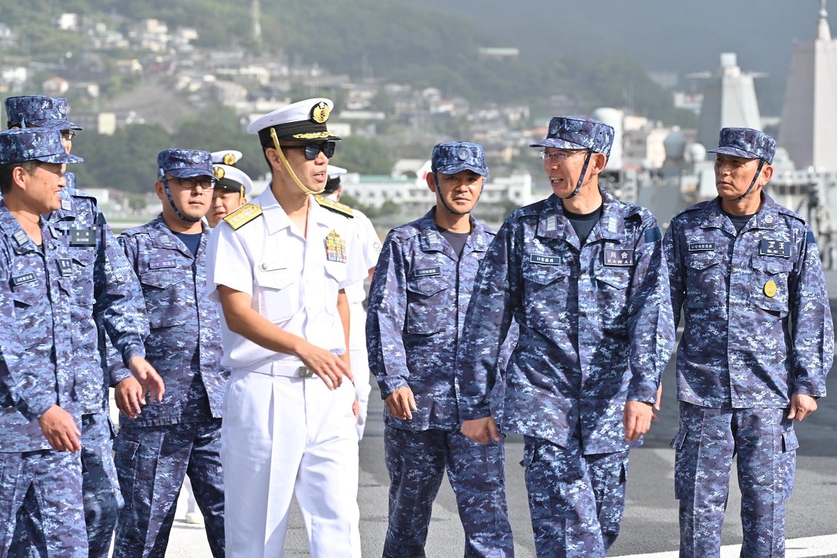 JMSDF_A_MF_HQ's tweet photo. #両機戦群 司令は佐世保地区の初度巡視を実施しました。
　群司令は直轄艦「いせ」、第３機雷戦隊（佐世保水中処分隊）を視察し、力強くハツラツとした隊員の姿を確認しました。私たちは「修練・即応」を体現し、失敗を恐れず任務に邁進して参ります。 https://t.co/PM6sniJuyb