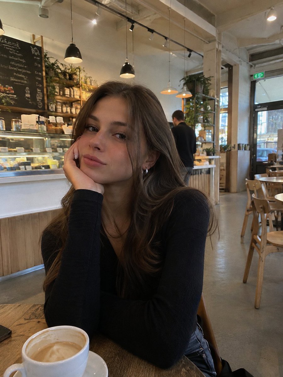 GPT Image 2.5で生成したカフェの女性のリアルなiPhone風写真