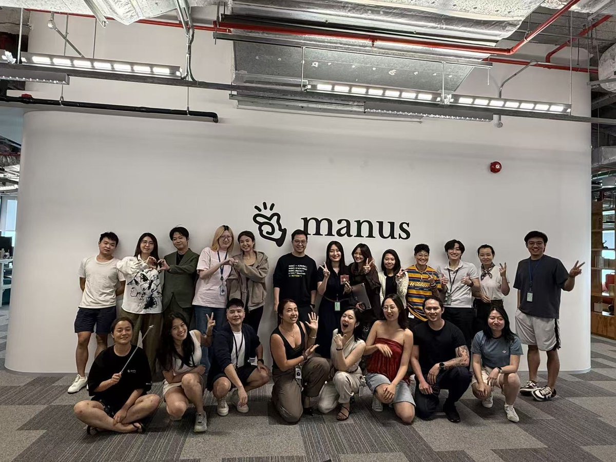 ash_djshu's tweet photo. 【退職のご報告】

少しご報告が遅くなりましたが、8月末をもってManus / Metaを退職しました！

Manus初の日本人従業員として働き始めてから、日本市場のプロダクトマーケティングやコミュニティづくり、メディア出演やLINE連携機能のマネジメントなど、さまざまな仕事に携わらせていただきました。

そしてシンガポールへの移住まで、振り返ればたった一年とは思えないほど濃く、激動で、刺激的な毎日でした！

何より、本当に素晴らしいチームで働けたこと、そしてManusをご利用いただき、さまざまな形で力を貸してくださったユーザーの皆さんに恵まれたことに、心から感謝しています。本当にありがとうございました！

（DMやお問い合わせもたくさんいただいておりましたが、なかなかお答えできず申し訳ありませんでした…！）

10月頭には一度日本に帰国しリボーンする予定ですので、何かあればぜひお気軽にお声がけください〜！
また、シンガポールにいる方は９月中にお会いしましょう！
