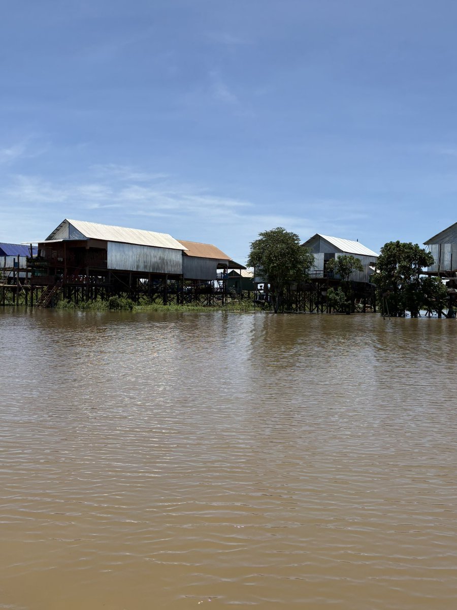 CarlosKimsan's tweet photo. El lago natural de Camboya, llamado Tonlé Sap, está ubicado en el centro del país y es muy importante para las personas que viven allí. Durante la época de lluvias, la superficie del lago se multiplica por cinco y alcanza unos 10 000 km², pero en la estación seca el agua regresa. https://t.co/QVtlP0QHpr