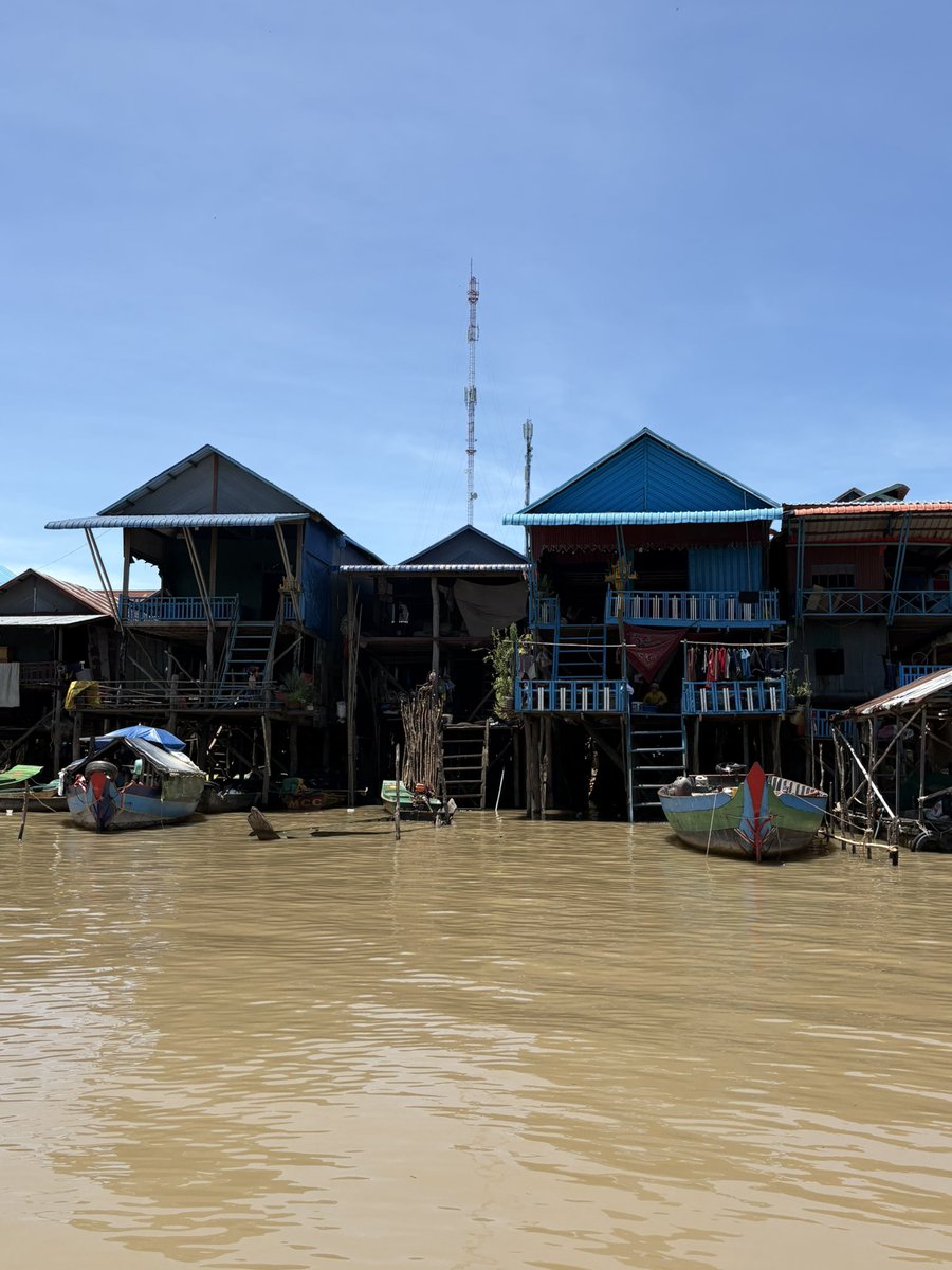CarlosKimsan's tweet photo. El lago natural de Camboya, llamado Tonlé Sap, está ubicado en el centro del país y es muy importante para las personas que viven allí. Durante la época de lluvias, la superficie del lago se multiplica por cinco y alcanza unos 10 000 km², pero en la estación seca el agua regresa. https://t.co/QVtlP0QHpr