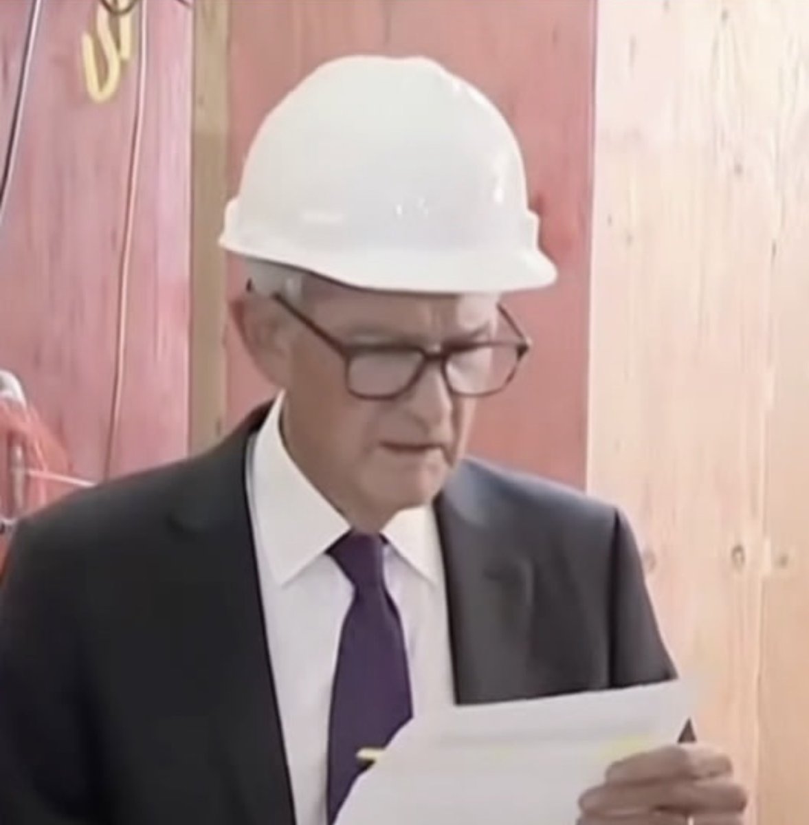 ToolySOL's tweet photo. My financial advisor looking at my 1873 trades that made me $80. https://t.co/osOaDGB6U4