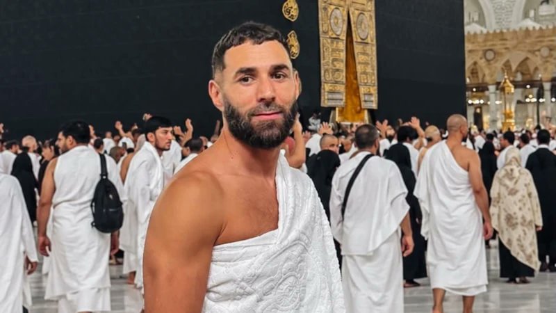 ensonhaber's tweet photo. Suudi Arabistan'ın Mekke kentinde Kabe'yi ziyaret eden Karim Benzema, ihramlı halde çekildiği fotoğrafı sosyal medya hesabından paylaştı. 

Fransız yıldızın “Her şey için Allah'a şükür” mesajına beğeni yağdı. https://t.co/rWG7gznpp1