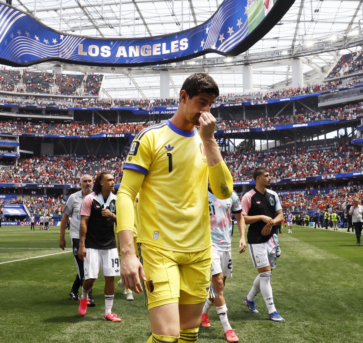 ActuFoot_'s tweet photo. 🚨 THIBAUT COURTOIS 🇧🇪 MET SA CARRIÈRE INTERNATIONALE EN PAUSE !!! ❌ 

Il ne disputera pas la Ligue des Nations avec la Belgique.

« Après un échange avec Mark Van Bommel, j’ai décidé de ne pas jouer la Nations League, À MOINS QUE LE SÉLECTIONNEUR NE SOIT CONFRONTÉ À DES PROBLÈMES DE BLESSURES.

Cela signifie que je ne jouerai pas lors d'un éventuel Final Four. 

Je serai à disposition pour les éliminatoires de l’EURO 2028, mais Mark Van Bommel m'a répondu qu'IL NE POUVAIT PAS ME GARANTIR UNE PLACE DE TITULAIRE PAR LA SUITE SI LE GARDIEN EN NATIONS LEAGUE LE SATISFAIT.
 
Mais je veux me battre pour ma place. » 

🎙️ @Nieuwsblad_be