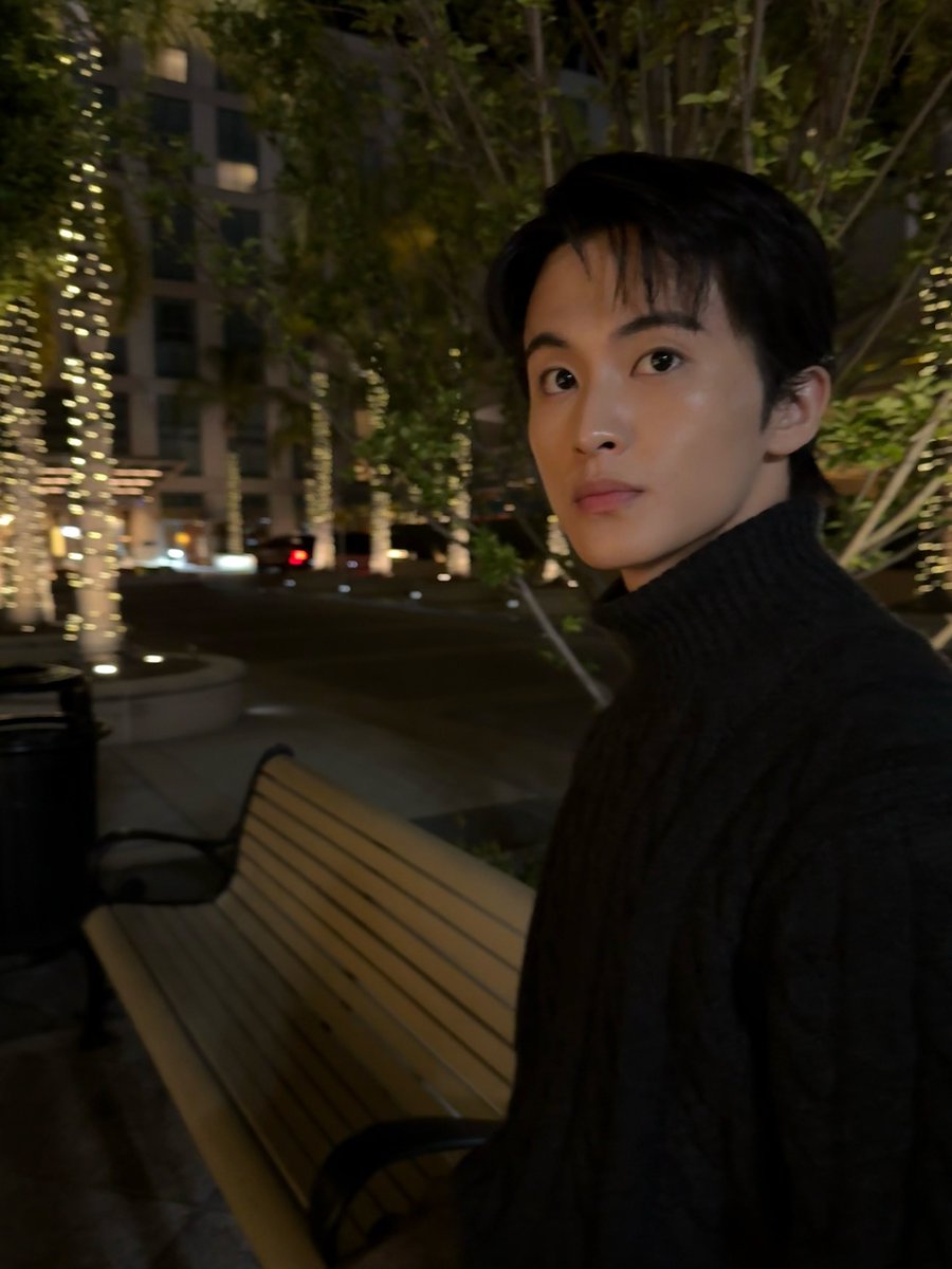 merlynsie's tweet photo. Mark Lee : CEO of Upper Room 🫠🫠🫠 https://t.co/s0QdsfsHEV
