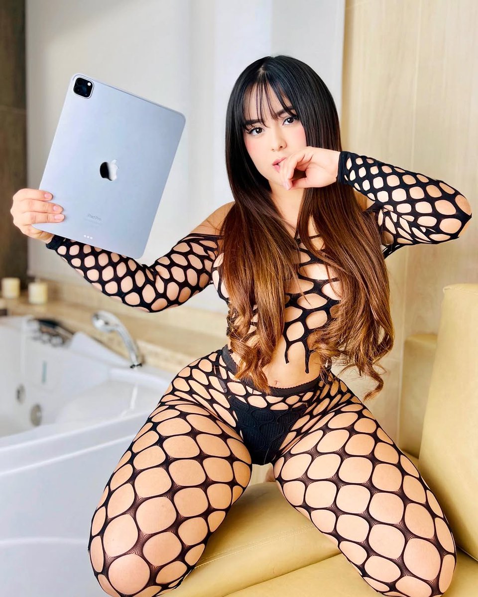 katewtaylor's tweet photo. 🖤🥰 https://t.co/UNpZXh7m0O