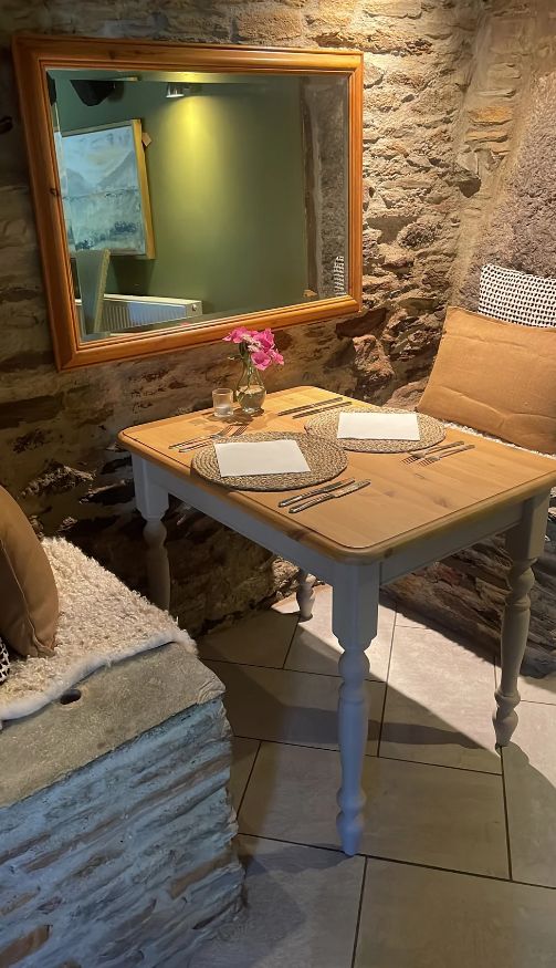 TheBBDirectory's tweet photo. The Anchor Inn, a Relaxing Stay in the South Hams, Devon.
Set in the picturesque village of Ugborough, The Anchor Inn offers a welcoming place to stay surrounded by the beautiful Devon countryside.
https://t.co/VSJX2i3PHD
#SouthHams #DevonAccommodation #DogFriendlyDevon https://t.co/E3txOJh0Da