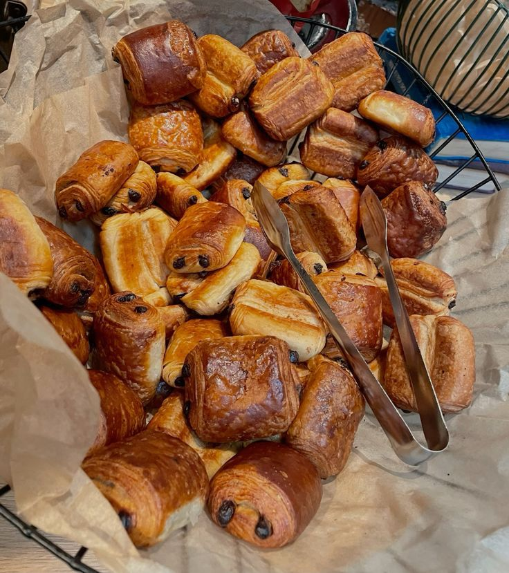 Parisianaes1's tweet photo. Dive into "pains au chocolat"

Warm, buttery, dangerous https://t.co/7gMw7Z2XaF