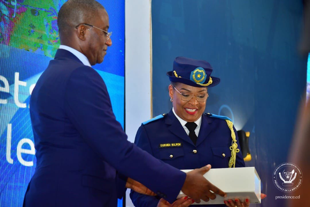 MudimbiThierry's tweet photo. JEANNE BLANDINE KAWANDA
@JeanneKawanda 

Quarante années de service public dont dix-huit de carrière à l'internationale: 
- Une expertise avérée et reconnue de ses pairs ;
- Un parcours marqué par la rigueur, et le respect des valeurs éthiques de bonne gouvervance.

Jeanne-Blandine Kawanda Walwom, économiste diplômée de l’Université Catholique de Louvain (1985), sert l’État congolais depuis 40 ans.

Après ses débuts à la Société Nationale de Trading, au ministère du Commerce extérieur/Industrie et à l’OFIDA, elle représente, de 2003 à 2021, la DGDA @DOUANERDC auprès de l’Organisation Mondiale des Douanes (OMD) à Bruxelles.

Rappelée à Kinshasa en décembre 2021 par le Président de la République, Félix-Antoine Tshisekedi Tshilombo @FelixUdps , elle devient la première femme Directrice Générale de la DGDA, où elle œuvre à la modernisation des procédures et au renforcement de la lutte contre la fraude douanière et la criminalité transfrontalière.

En juin 2023, elle prend la tête de la Congolaise des Voies Maritimes (CVM SA). Elle y apure les arriérés de salaires et les indemnités de fin de carrière, rétablit le paiement des cotisations à la CNSS, interrompu depuis 2010, et s'emploie à la modernisation de l’outil de dragage.

Un même fil conducteur : devoir de redevabilité à travers une gestion stratégique axée sur le résultat et défense de l’intérêt de l’État.

@Presidence_RDC 
@SuminwaJudith