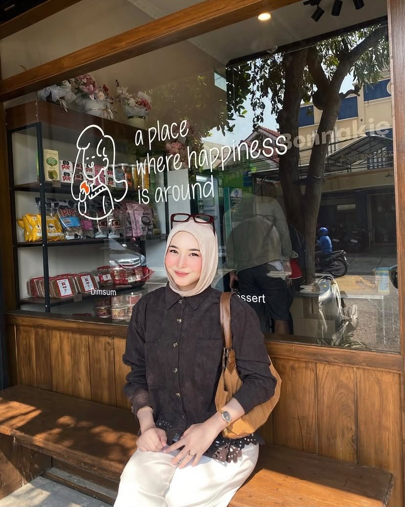 louveppy's tweet photo. Cafe date look check! ✨

Perpaduan pashmina nude &amp; celana putih, langsung dapet vibes ciwi mamba manis! bikin look makin kelihatan mewah ☕🤎

atasan : https://t.co/FGMncyRLhf
celana : https://t.co/jt6AwlCrGX
hijab : https://t.co/9iVSRWWDEc
tas : https://t.co/w0ZHNUfyuM

razufii https://t.co/e4aQ5ZvLPc