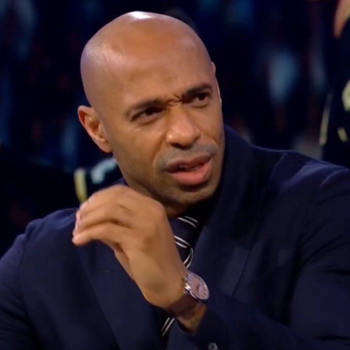 RMadrid_actu's tweet photo. 🚨 Thierry Henry : "Mbappé est MON FAVORI pour le BALLON D'OR." ✅👑

"Quand tu vois ce qu'il a réalisé individuellement : MEILLEUR BUTEUR en Champions League, en Liga et en Coupe du Monde." ✅

"Les gens vont me dire qu'il n'a RIEN GAGNÉ...Mais si ils cherchent, ils verront que certains vainqueurs du Ballon d'Or n'avaient rien gagné l'année de leur sacre." ⭐️