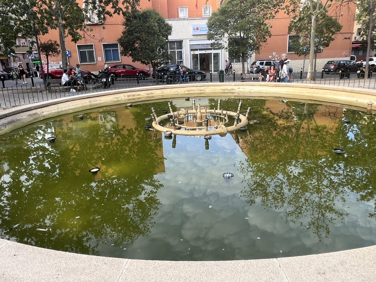 VKenaccion's tweet photo. acudimos a una cita médica al centro de salud Soldevilla, llevábamos tanto tiempo esperándola, q nos hemos dado cuenta de lo mal cuidada q está la fuente, el color verde del agua no es el reflejo de los árboles. (dejadez)
#PuentedeVallecas
#Distrito13 https://t.co/40WbJjMIeM