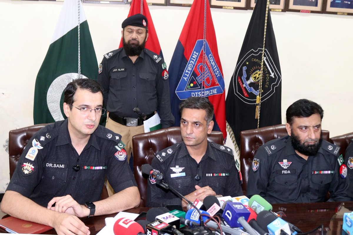 PeshawarCCPO's tweet photo. تھانہ رحمان بابا کی حدود گڑھی موسم خان میں خواتین سے مبینہ زیادتی کے افسوسناک واقعہ کا پولیس نے فوری نوٹس لیتے ہوئے چند گھنٹوں میں 4 مبینہ ملزمان گرفتار کر لیے۔

ملزمان کے قبضے سے مبینہ طور پر واردات میں استعمال ہونے والا اسلحہ بھی برآمد ہوا۔
1-2 https://t.co/i50f9Yo4ya