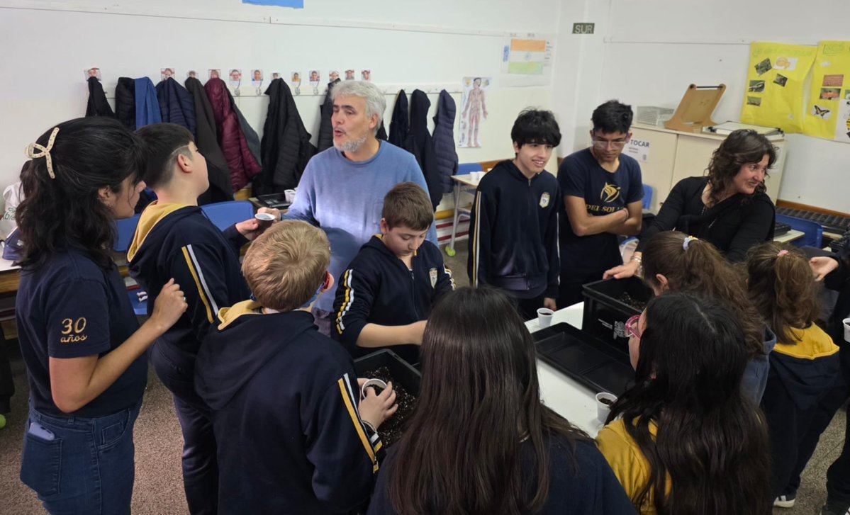 Val_Fabian's tweet photo. Como habíamos anticipado, comenzamos a trabajar junto al Colegio #OralDelSur en el proyecto de #Huerta Primavera/Verano.🌱

Junto a docentes y los chicos de la institución hicimos la siembra de rúcula, radicheta, rabanito, albahaca y acelga.🥬🌿

Una jornada de inclusión, aprendizaje y trabajo en equipo, donde cada semilla representa compromiso, participación y nuevas oportunidades.

♻️ Economía circular, sustentabilidad🌱 y comunidad♥️, acompañando y fortaleciendo proyectos que enseñan, integran y transforman.

Seguimos sembrando futuro, #EnEquipo🙌. 

#HuertasDeLaCiudad🍅🌸🥦 del @MunicipioBahia