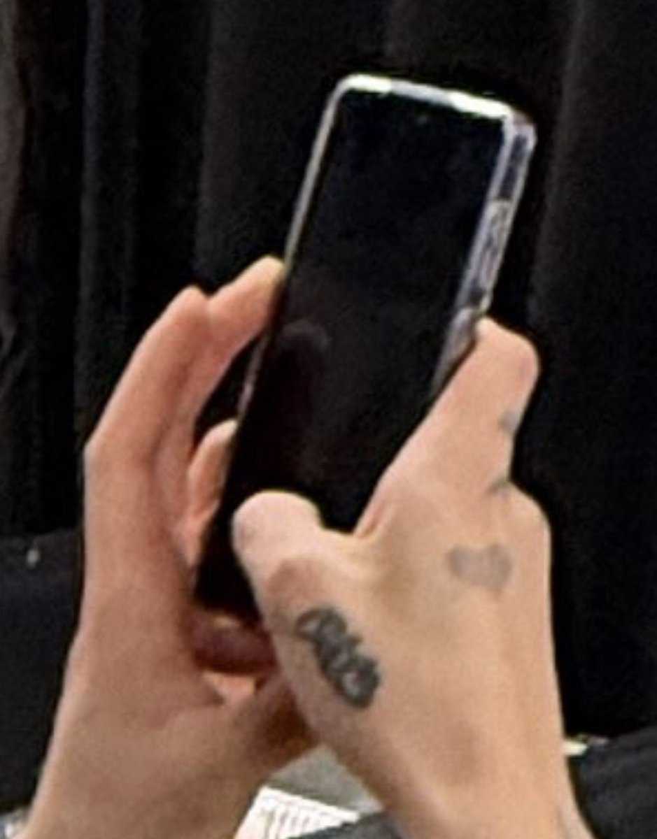 sirenmoonstudio's tweet photo. Seokjin's privacy screen protector is hella good like damn is that phone even ON? https://t.co/T4Cp2cIcdJ