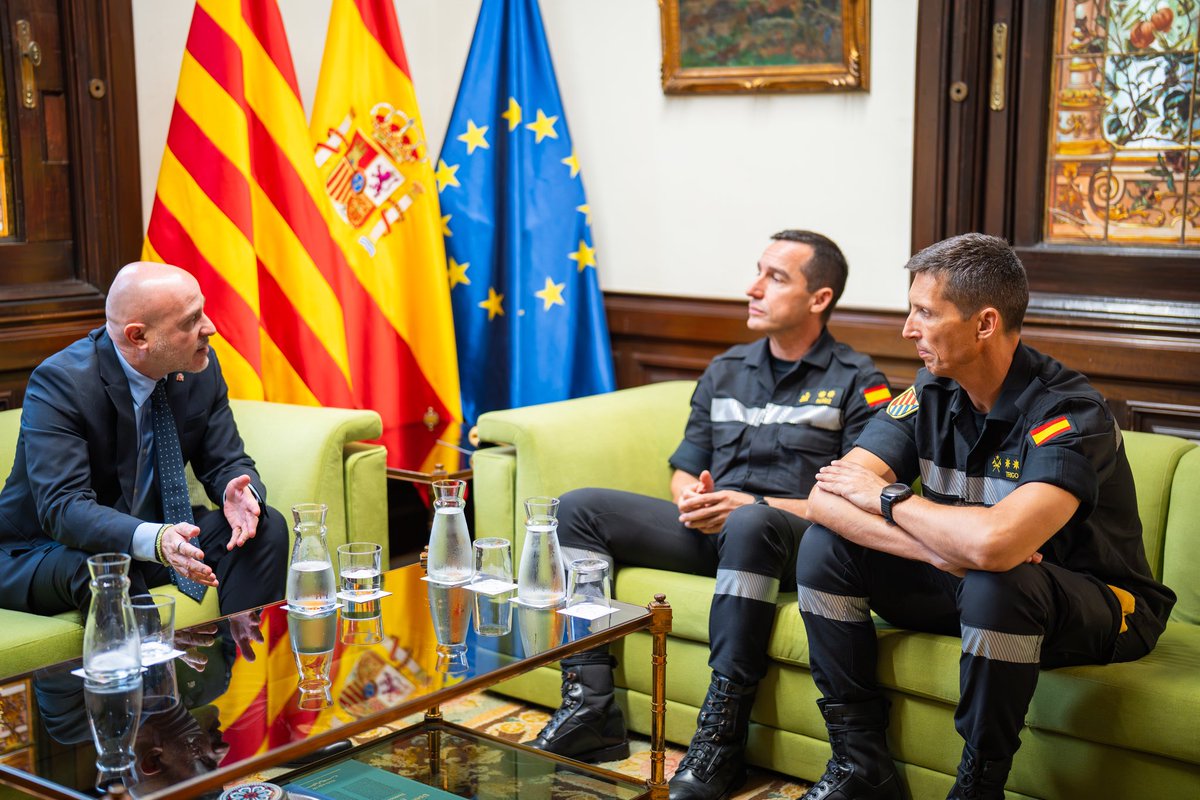 carlosprietogo's tweet photo. Hoy he tenido el placer de recibir al Teniente Coronel Alberto Trigo, quien toma el relevo de Joaquín Núñez Regodón al frente del IV Batallón de la @UMEgob.

Un cambio que reconoce también una trayectoria importantísima de Joaquín Núñez Regodón al servicio de la UME y de su misión ante las grandes emergencias, protegiendo a la población cuando más lo ha necesitado.

Alberto Trigo, todo nuestro reconocimiento y nuestros mejores deseos en esta nueva etapa.