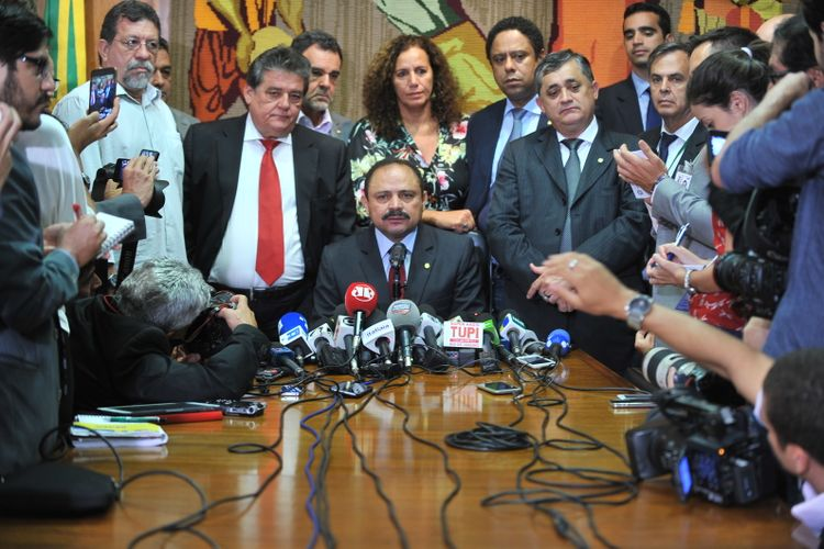 david_agape_'s tweet photo. A esquerda adora um tapetão e a decisão ilegal de Flávio Dino  é só mais uma de várias. 

Em 8 de julho de 2018, um domingo, o desembargador Rogério Favreto, do TRF-4, atuando como plantonista em Porto Alegre, concedeu habeas corpus a Lula, então preso pela Lava Jato, determinando sua soltura imediata. Ele acatou pedido apresentado na véspera pelos deputados petistas Wadih Damous, Paulo Teixeira e Paulo Pimenta — que, segundo a Folha, buscaram justamente o plantão ao saber que Favreto, ex-filiado ao PT e doador de campanha de Pimenta, seria o desembargador de turno.

Favreto reiterou a ordem de soltura três vezes ao longo do domingo, mas cada uma foi sucessivamente contestada. O desembargador João Pedro Gebran Neto, relator natural do caso na Lava Jato, suspendeu a primeira decisão. À noite, o presidente do TRF-4, Carlos Eduardo Thompson Flores, encerrou a disputa com decisão monocrática própria, declarando que a competência para julgar o caso era de Gebran Neto, não de Favreto — e Lula permaneceu preso. 

Em 9 de maio de 2016, o deputado Waldir Maranhão (PP-MA), que havia assumido a presidência interina após o afastamento de Eduardo Cunha pelo STF, anulou por conta própria as sessões de 15, 16 e 17 de abril daquele ano — justamente as sessões em que a Câmara havia aprovado a continuidade do impeachment de Dilma Rousseff. Ele atendeu a um recurso da própria AGU de Dilma, e determinou que o processo fosse devolvido pelo Senado à Câmara para nova votação.

Renan Calheiros, então presidente do Senado, classificou a decisão de "brincadeira com a democracia" e simplesmente não a cumpriu, mantendo o processo em tramitação normal na Casa. Poucas horas depois, na mesma noite, sob pressão intensa, o próprio Waldir Maranhão revogou sua própria decisão, e o impeachment seguiu adiante — sendo votado no Senado dois dias depois. 

Entre pra comunidade de A Investigação e saiba mais sobre os bastidores do nosso trabalho: https://t.co/XuG3rveWW8